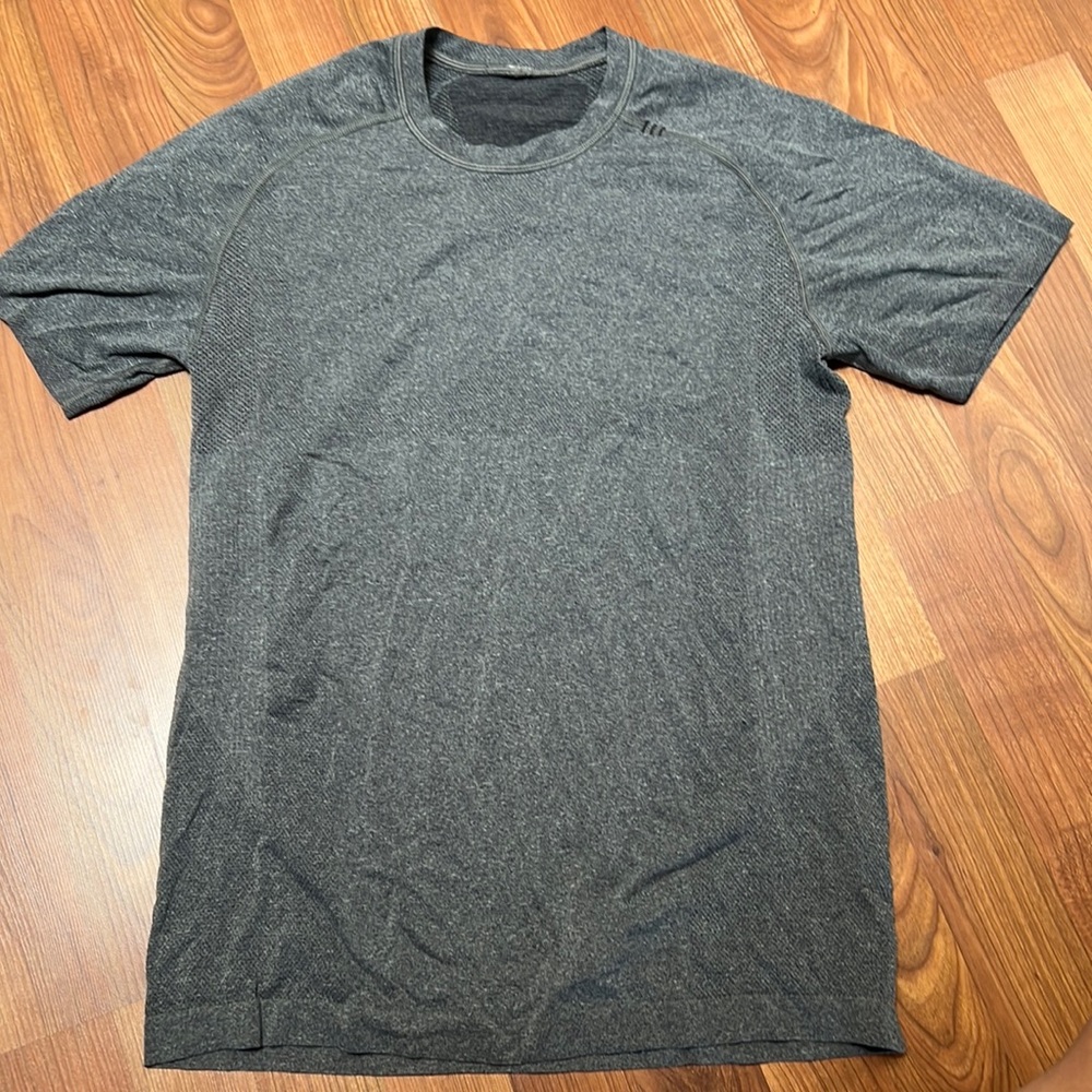 Men’s Lululemon size small shirt